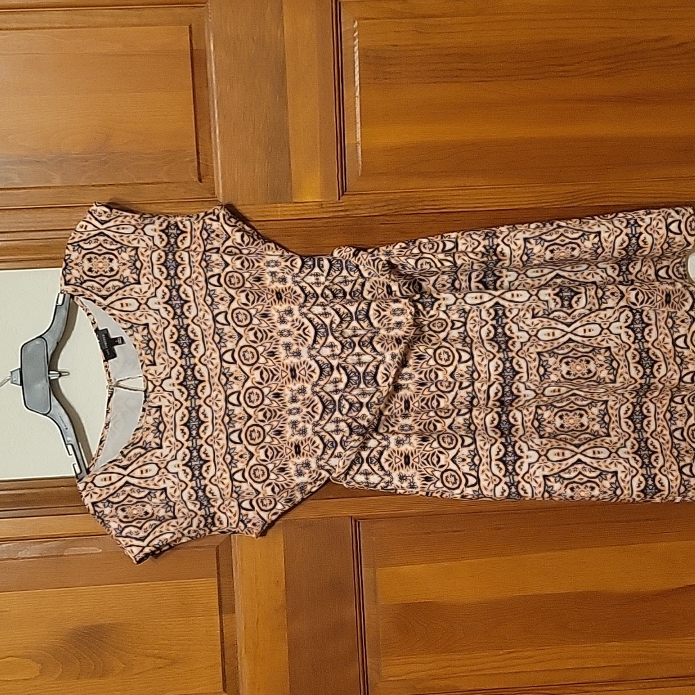The limited summer dress with belt and keyhole back